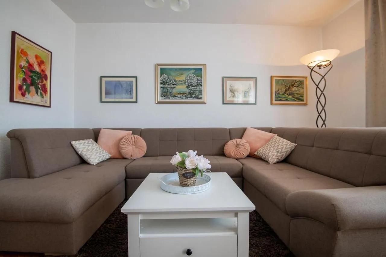 Vranjes Apartment Kastela Croatia
