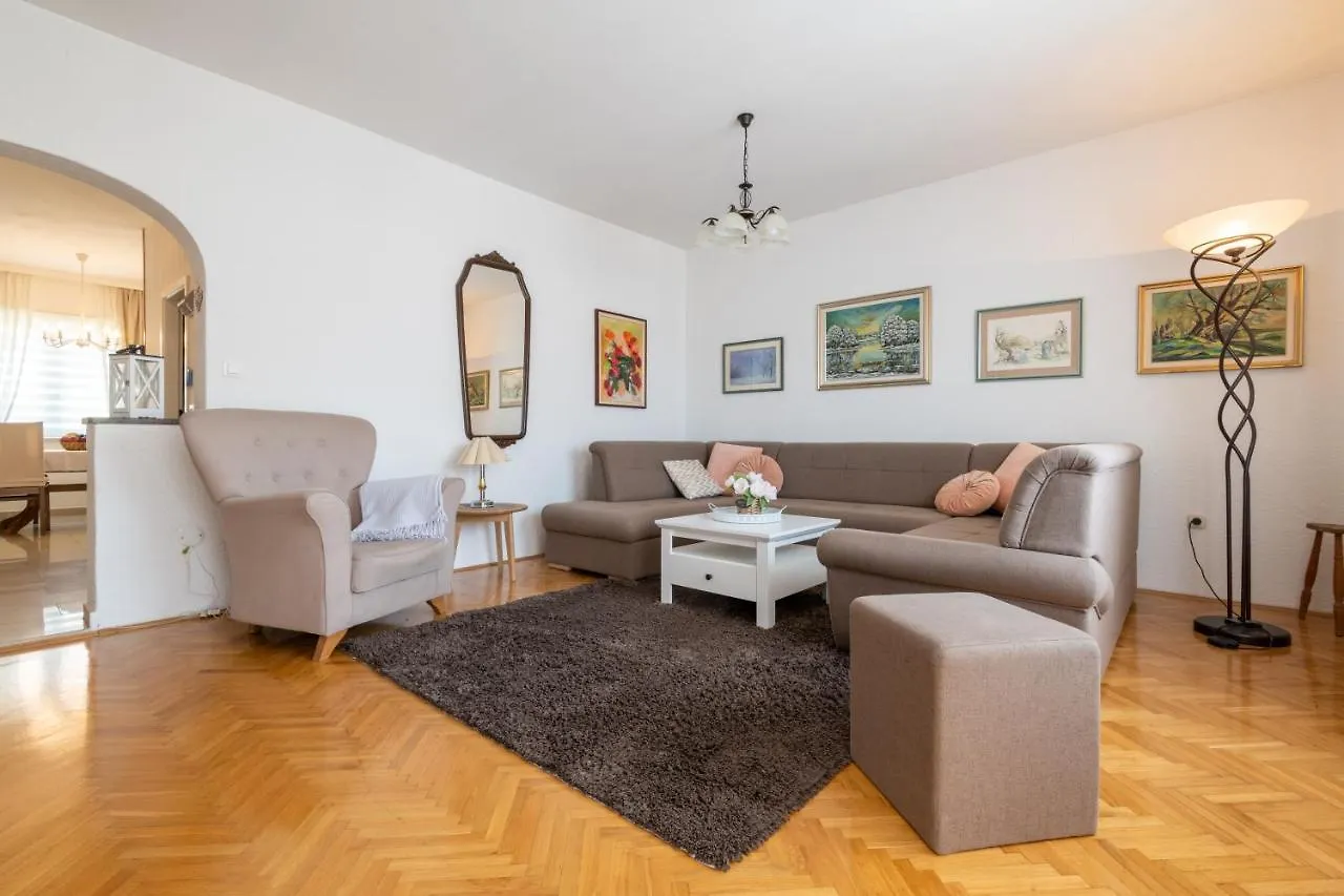 Vranjes Apartment Kastela